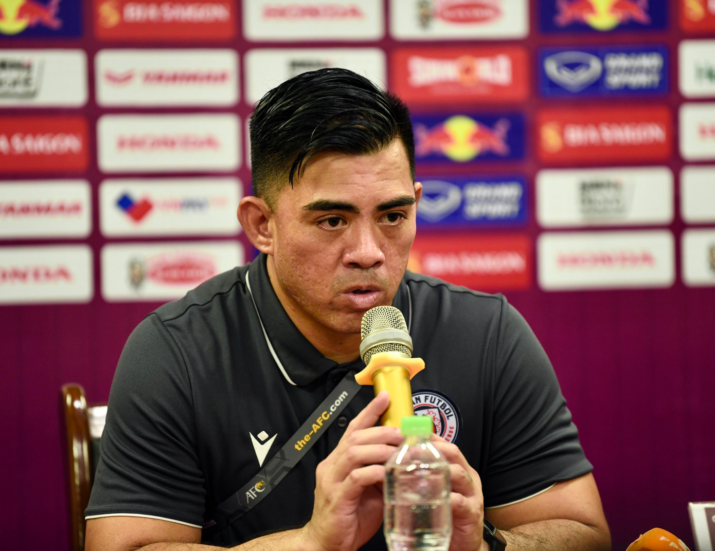 HLV U23 Guam, Dominic Gadia ca ngợi tinh thần không bỏ cuộc của các học trò. (Ảnh: Như Ý)