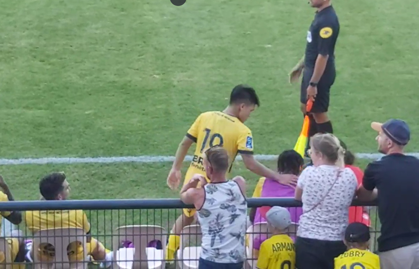 Trợ lý HLV trao đổi với Quang Hải trong giờ nghỉ (trái) và Quang Hải khoác vai đồng đội (phải). (Ảnh: video Sỹ Tuân)