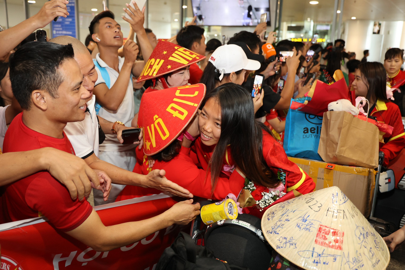 Mừng về nhà, các cô gái kim cương! ảnh 63