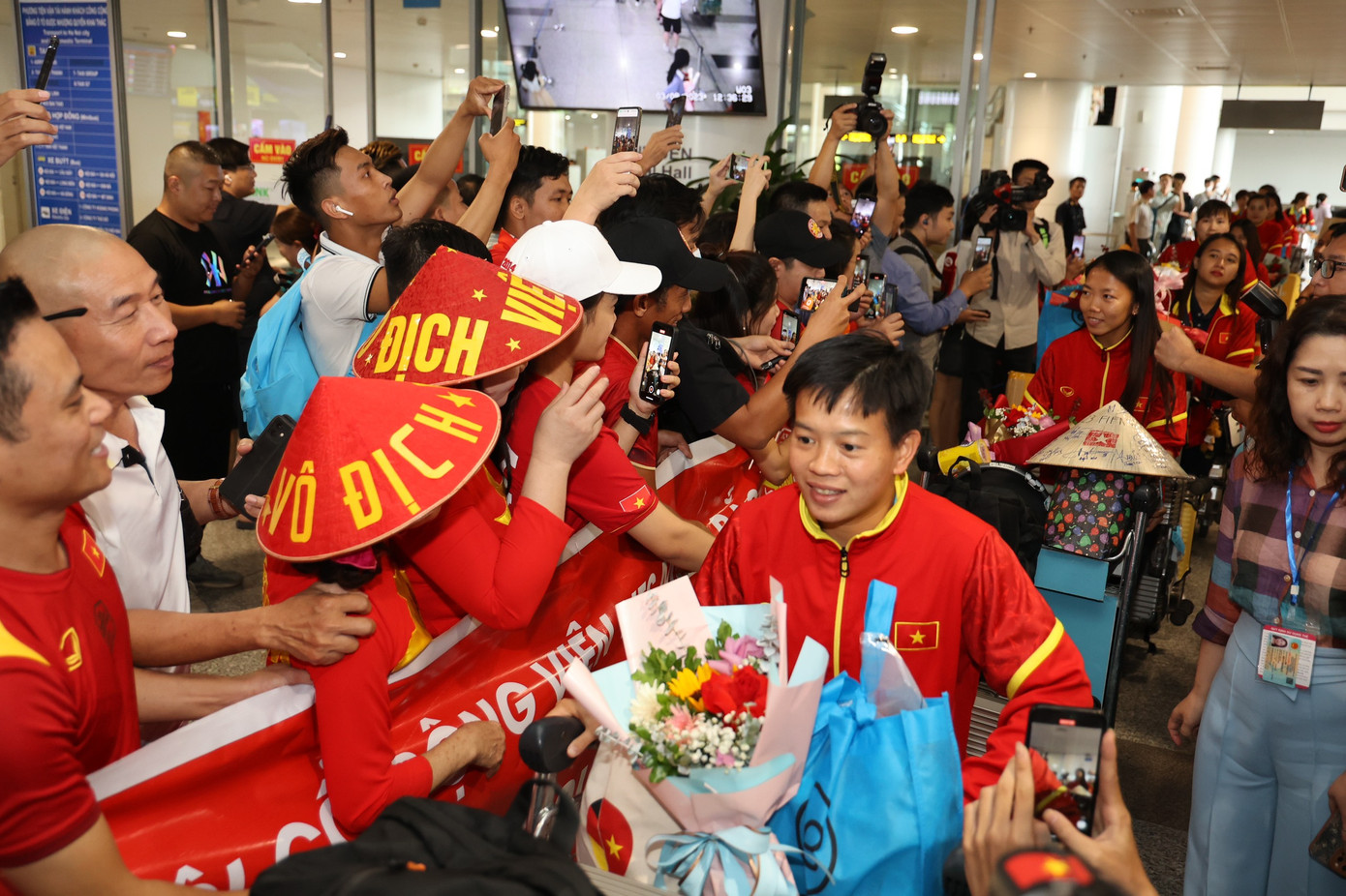 Mừng về nhà, các cô gái kim cương! ảnh 64