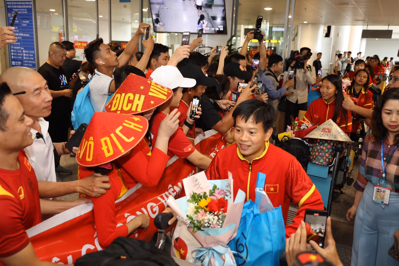 Mừng về nhà, các cô gái kim cương! ảnh 64
