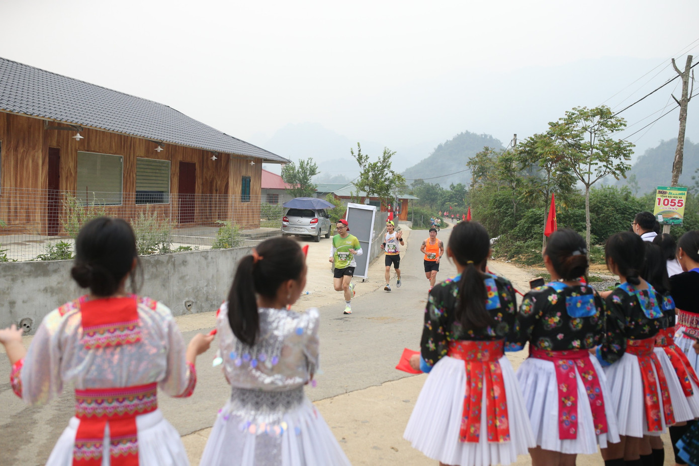 Những người dân thân thiện, tình nguyện viên chu đáo sẵn sàng tiếp sức cho các runner.