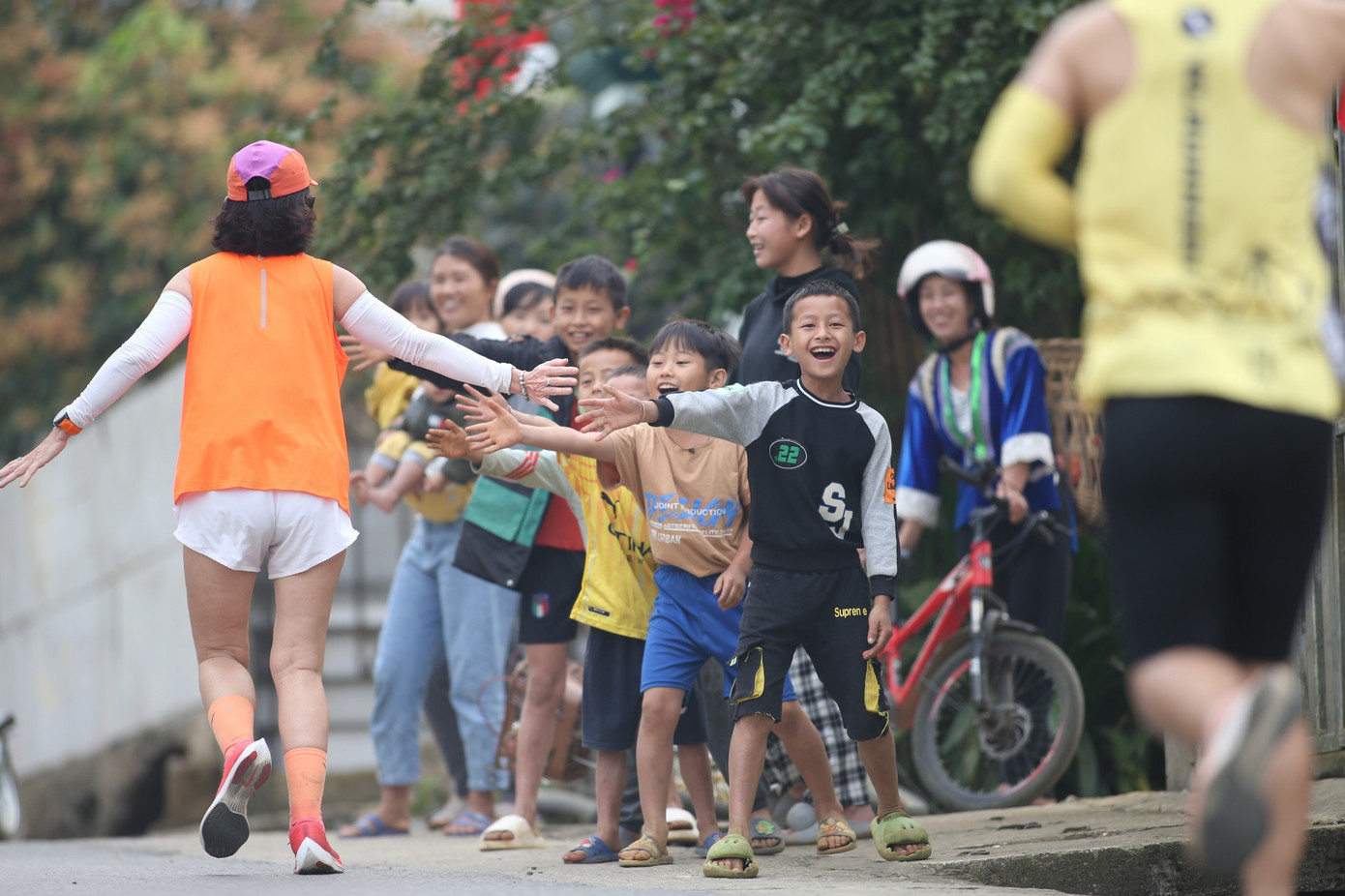 Người dân hồ hởi chào đón các runner trên đường chạy.