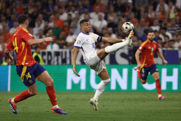 Những khoảnh khắc của Mbappe trong đêm thất bại trước Tây Ban Nha.