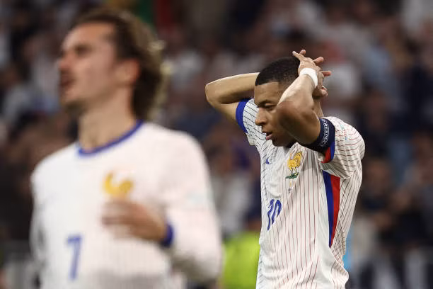 Những khoảnh khắc của Mbappe trong đêm thất bại trước Tây Ban Nha.