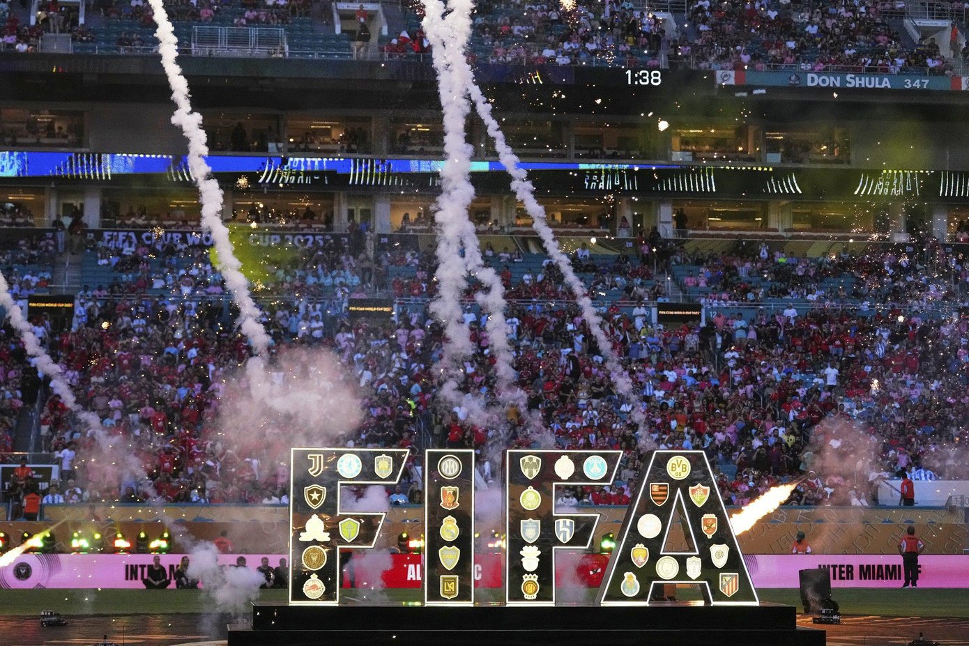 Bóng đá trở thành một trải nghiệm đáng nhớ khi diễn ra ở các sân vận động của Mỹ. Bóng đá trở thành một trải nghiệm đáng nhớ khi diễn ra ở các sân vận động của Mỹ.