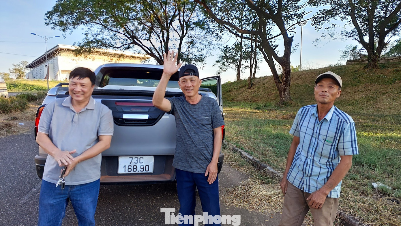 Anh Hoan (ngoài cùng bên trái) cùng các bạn đồng hành đi xe từ Quảng Bình sang Lào cổ vũ đội tuyển Việt Nam.