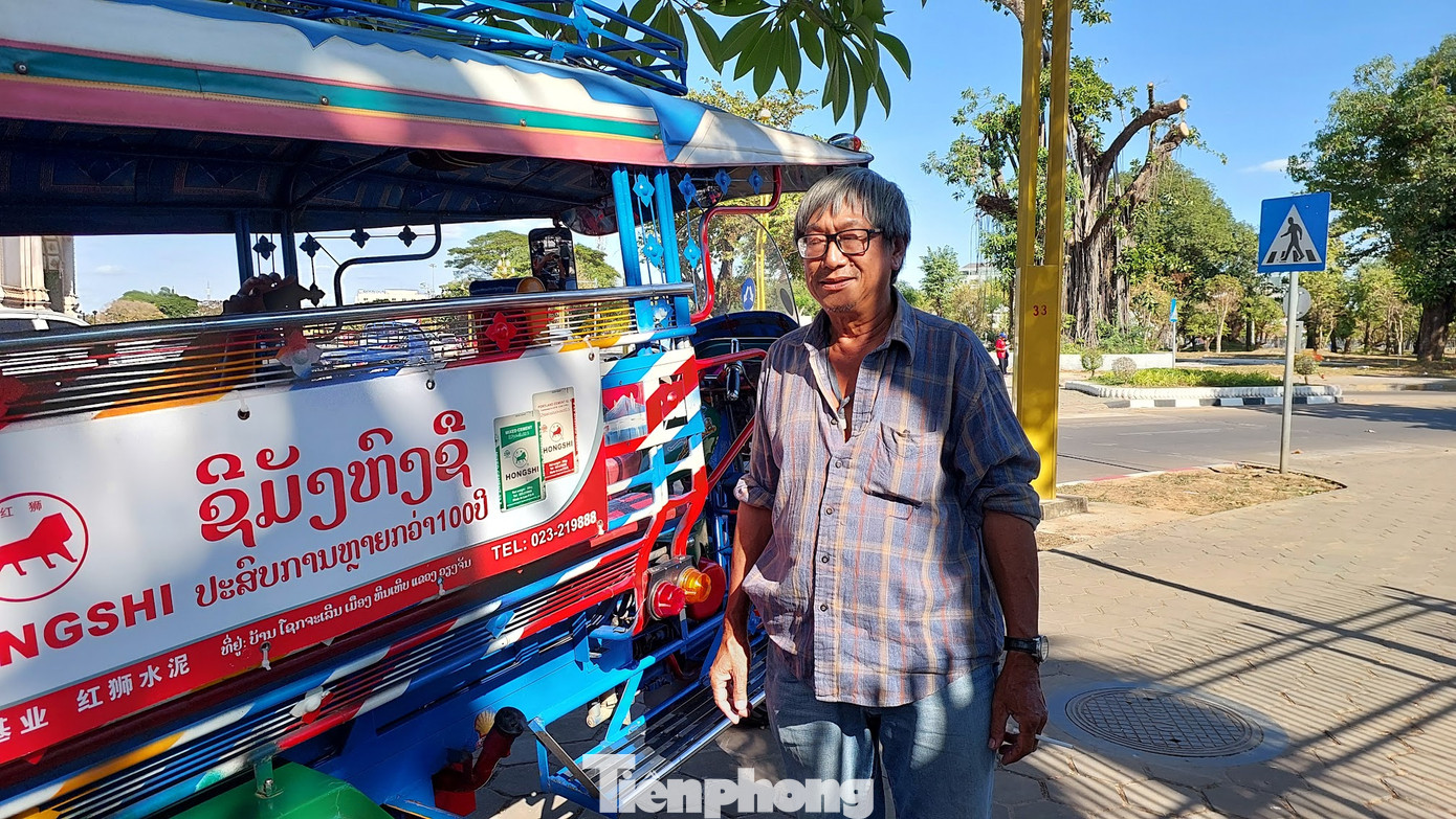 Chú Văn, người gốc Huế, chạy xe tuk-tuk quanh khu vực &quot;Khải hoàn môn&quot; Patuxay.
