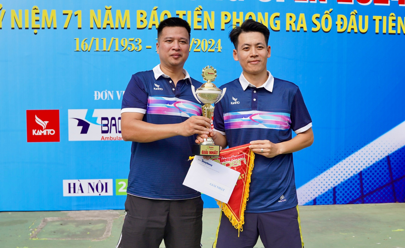 Cặp Trần Hoàng - Ngọc Anh đến từ CLB Tiền Phong xuất sắc giành giải Nhất Giải tennis Tiền Phong mở rộng 2024.
