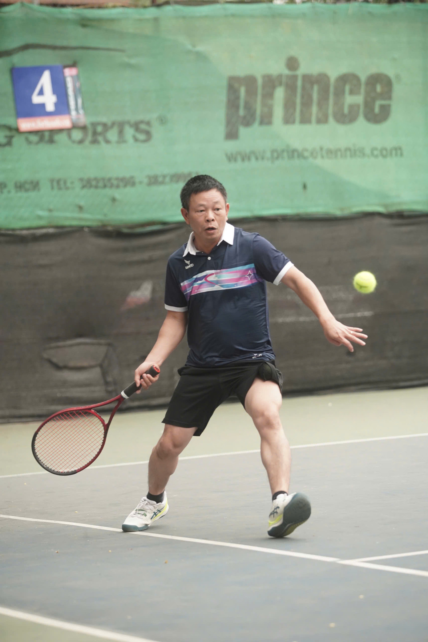 Nhà báo Phùng Công Sưởng cùng các tay vợt đã tạo nên bầu không khí sôi động tại sân tennis Võ Thị Sáu sáng thứ Bảy. Nhà báo Phùng Công Sưởng cùng các tay vợt đã tạo nên bầu không khí sôi động tại sân tennis Võ Thị Sáu sáng thứ Bảy.