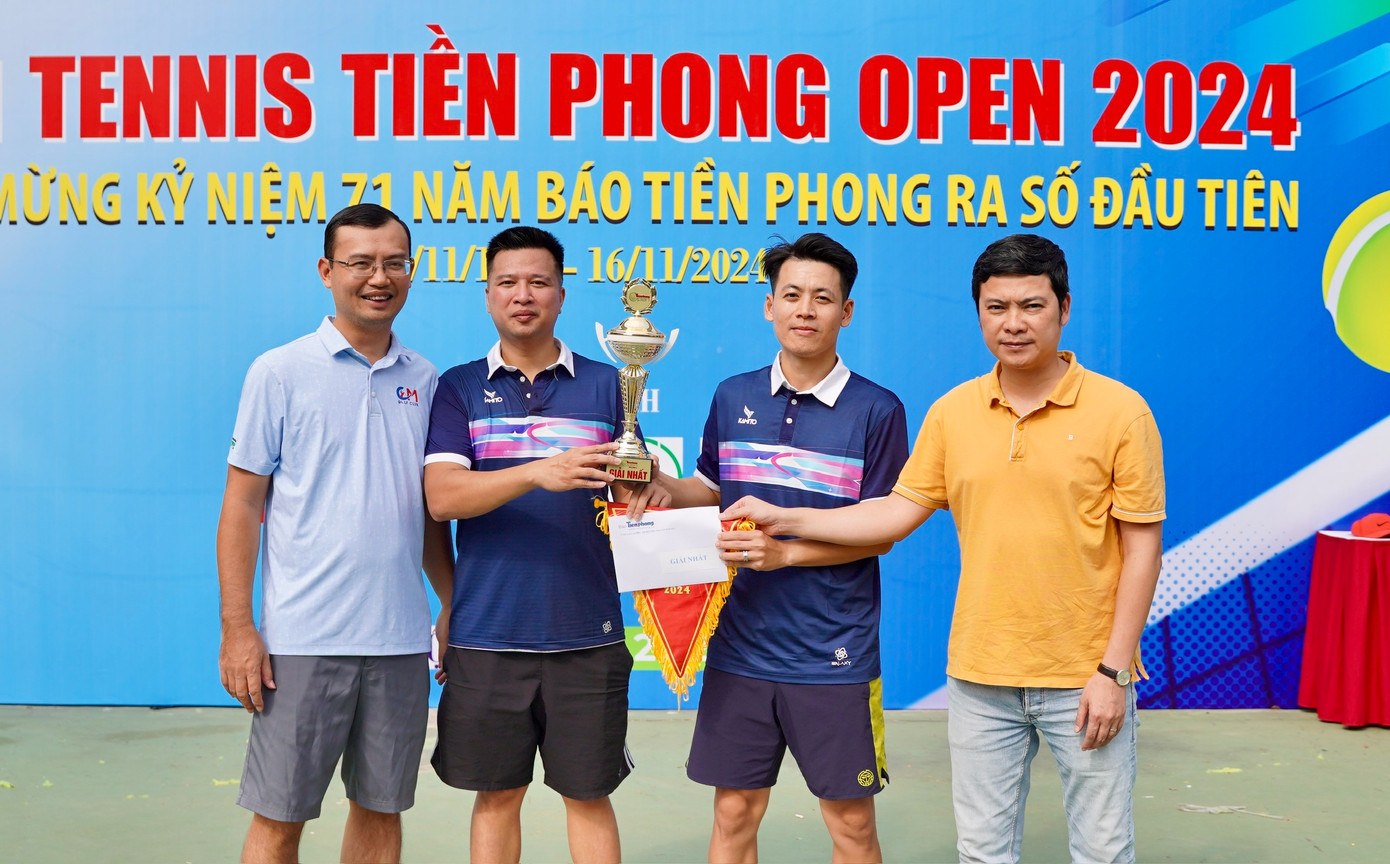 Cặp Trần Hoàng - Ngọc Anh đến từ CLB Tiền Phong xuất sắc giành giải Nhất Giải tennis Tiền Phong mở rộng 2024.