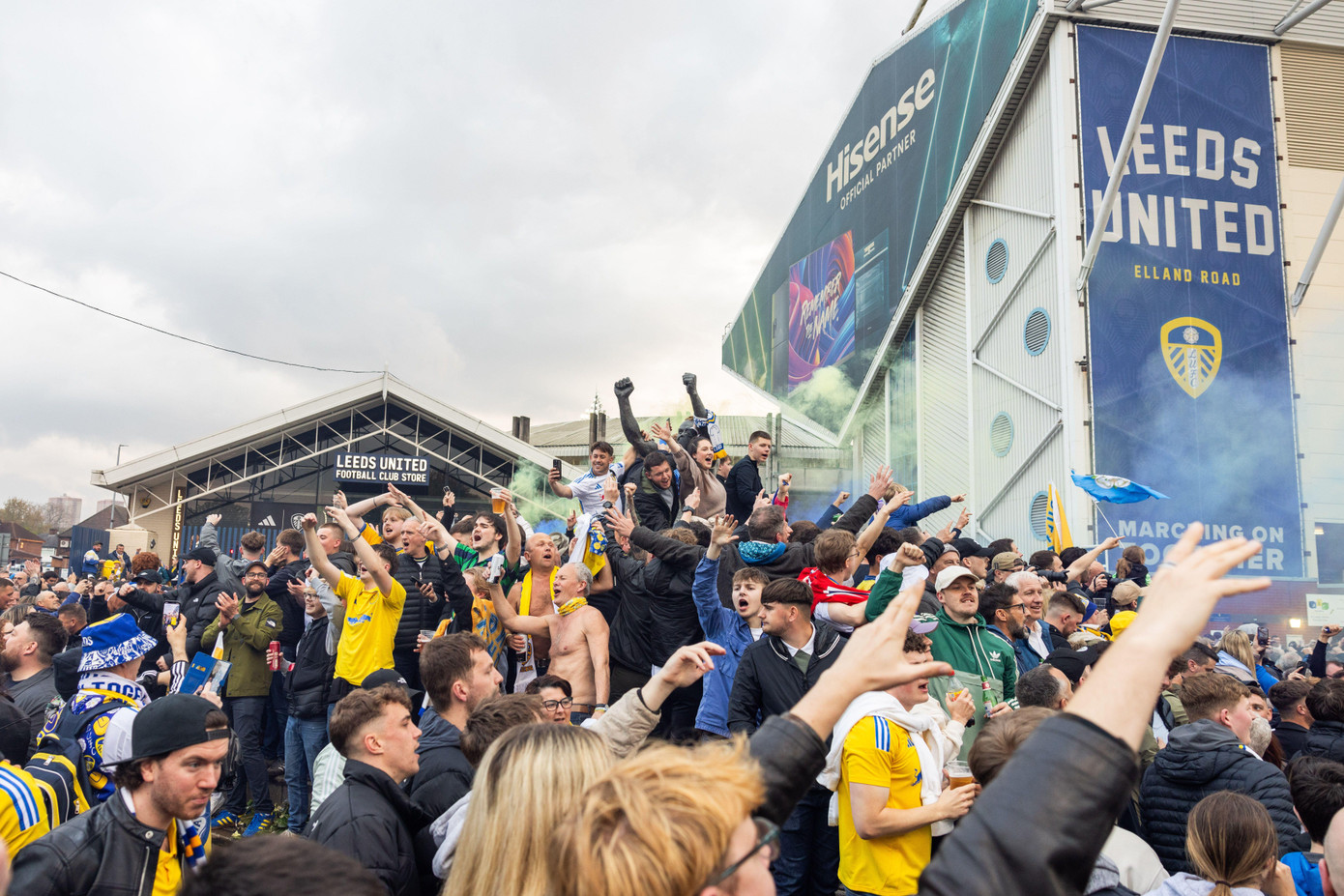 Bữa tiệc ăn mừng đầy phấn khích của Leeds và những người hâm mộ vùng West Yorkshire.