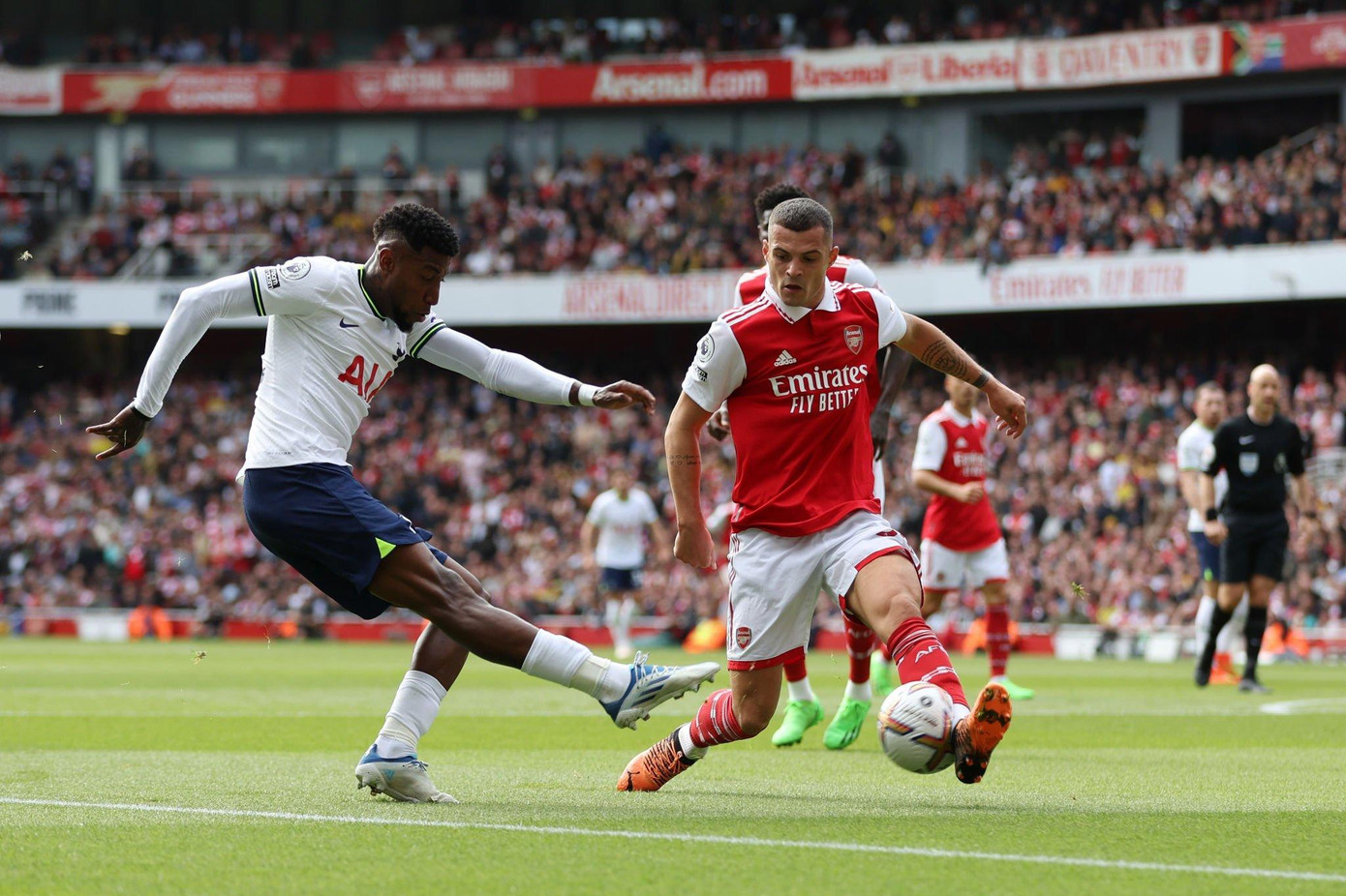 Bắn hạ Tottenham 3-1, Khẩu thần công thống trị ngôi đầu ảnh 9