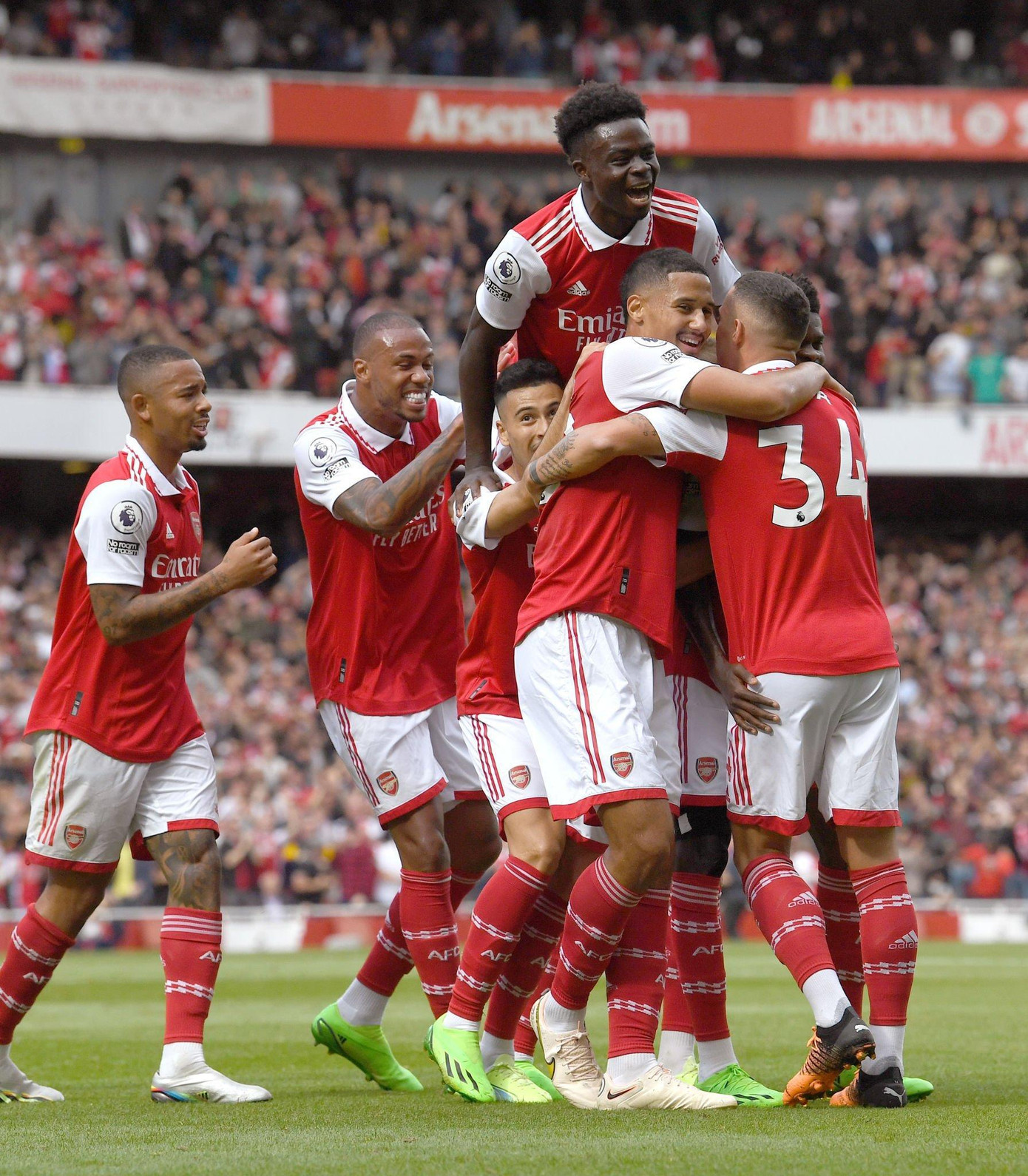 Bắn hạ Tottenham 3-1, Khẩu thần công thống trị ngôi đầu ảnh 14