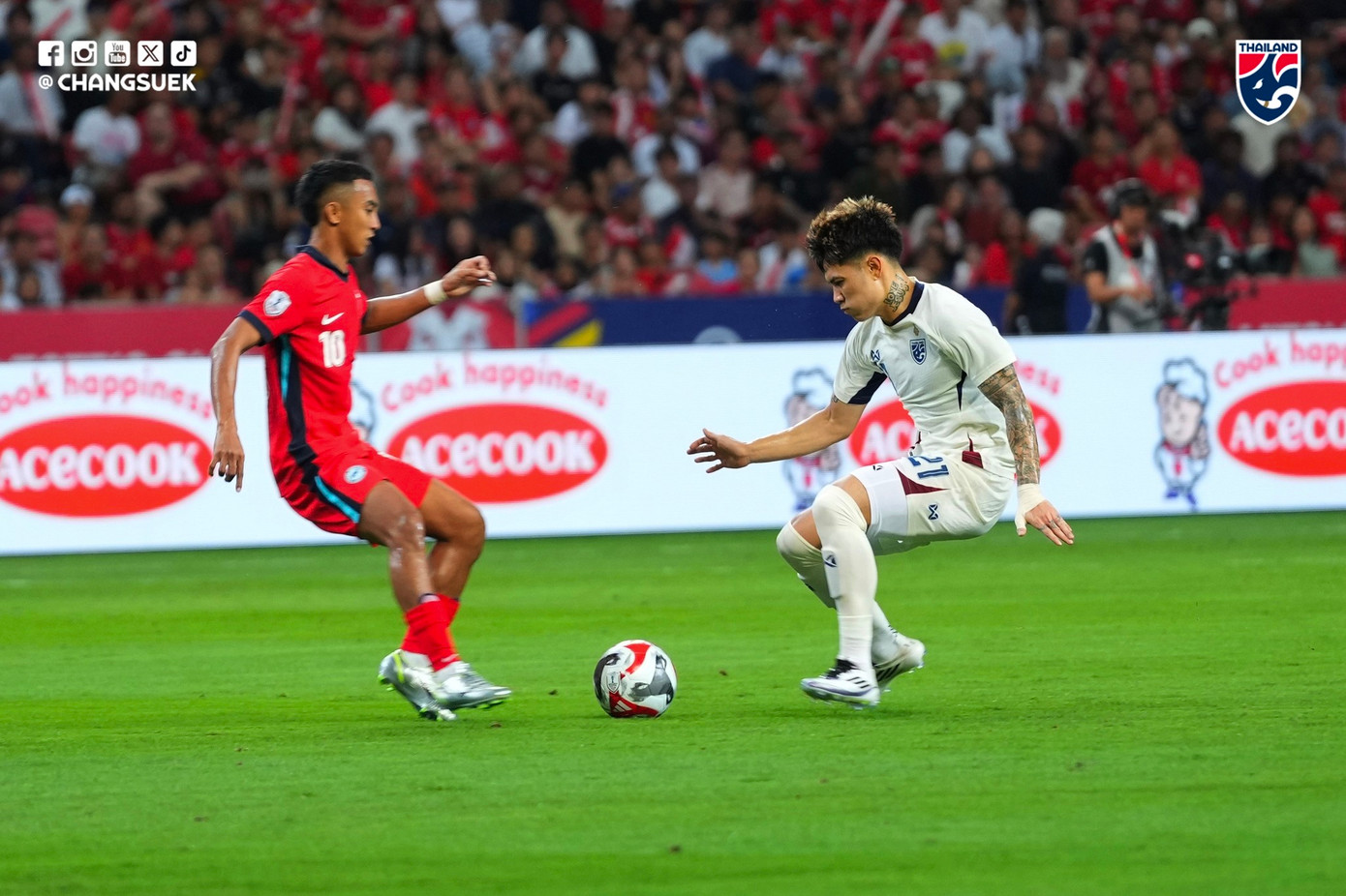 Ngược dòng thắng ngoạn mục Singapore, Thái Lan giành vé bán kết sớm ảnh 24 Ngược dòng thắng ngoạn mục Singapore, Thái Lan giành vé bán kết sớm ảnh 24