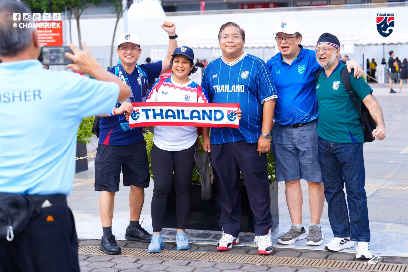Ngược dòng thắng ngoạn mục Singapore, Thái Lan giành vé bán kết sớm ảnh 14