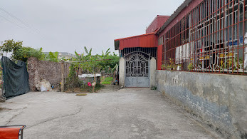 Nhà Đình Triệu, trước vốn là cái ao, nằm khiêm tốn cuối ngõ, và trong mảnh sân nhỏ là tấm backrop chào mừng anh trở về sau chiến tích vô địch cùng đội tuyển Việt Nam. (Ảnh: Thanh Hải)