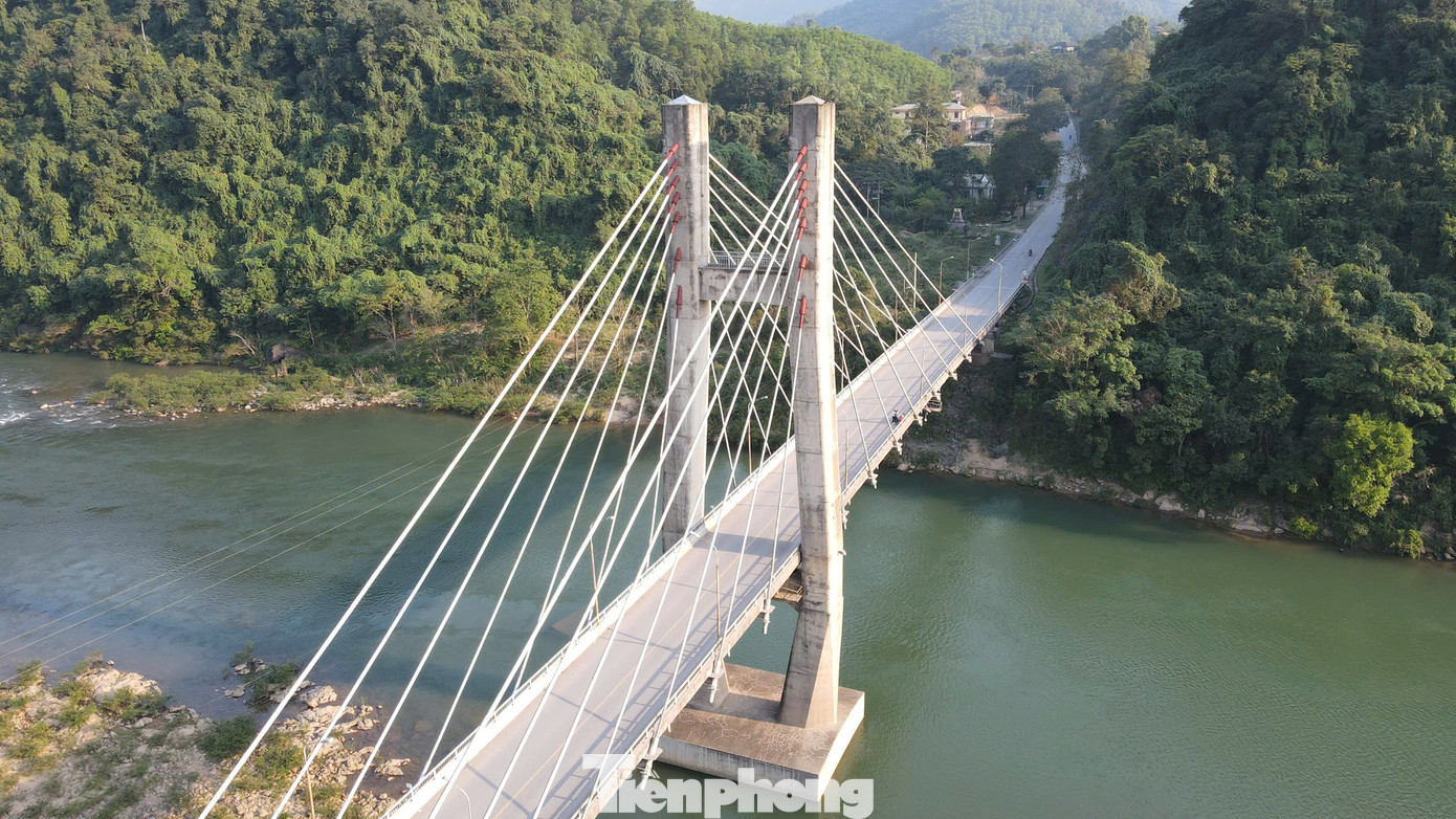 Cầu được thiết kế với một trụ tháp, làm bằng thép và bê tông cốt thép. Cầu đóng vai trò là tuyến đường huyết mạch kết nối từ Cửa khẩu quốc tế La Lay với Quốc lộ 9.