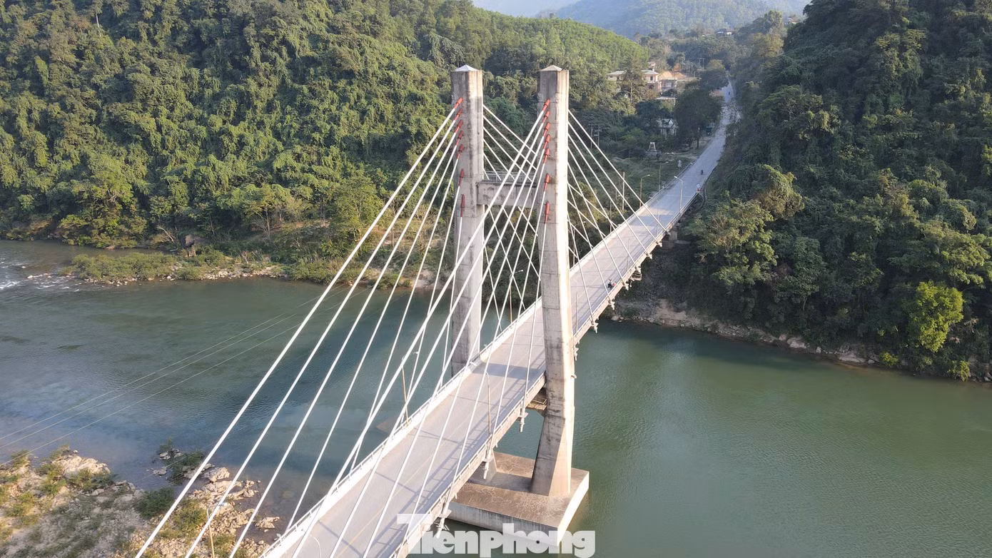 Cầu được thiết kế với một trụ tháp, làm bằng thép và bê tông cốt thép. Cầu đóng vai trò là tuyến đường huyết mạch kết nối từ Cửa khẩu quốc tế La Lay với Quốc lộ 9.