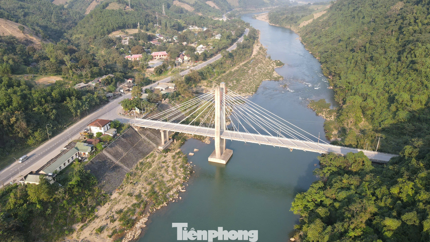 Ngắm nhìn cầu và sông ĐaKrông, bất giác trong tâm trí tất cả vang lên giai điệu bài hát Sông ĐăkRông mùa xuân về, rằng &quot;...đi suốt Trường Sơn xanh nghe dòng sông chảy mãi, ĐăkRông ơi dòng sông xanh thắm, nối đôi bờ mùa xuân&quot;.