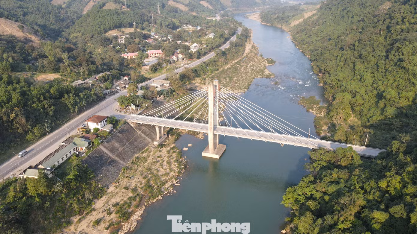 Ngắm nhìn cầu và sông ĐaKrông, bất giác trong tâm trí tất cả vang lên giai điệu bài hát Sông ĐăkRông mùa xuân về, rằng "...đi suốt Trường Sơn xanh nghe dòng sông chảy mãi, ĐăkRông ơi dòng sông xanh thắm, nối đôi bờ mùa xuân".