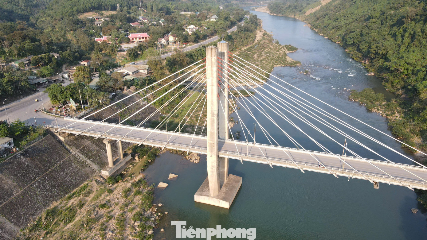 Trước khi chào đón một cây cầu mới, cầu dây văng ĐaKrông hiện vẫn là điểm chấm phá trong khung cảnh hùng vỹ của sông ĐaKrông uốn lượn qua những dãy núi cheo leo.