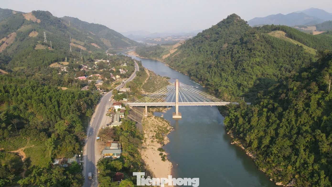 Ngắm nhìn cầu và sông ĐaKrông, bất giác trong tâm trí tất cả vang lên giai điệu bài hát Sông ĐăkRông mùa xuân về, rằng &quot;...đi suốt Trường Sơn xanh nghe dòng sông chảy mãi, ĐăkRông ơi dòng sông xanh thắm, nối đôi bờ mùa xuân&quot;.