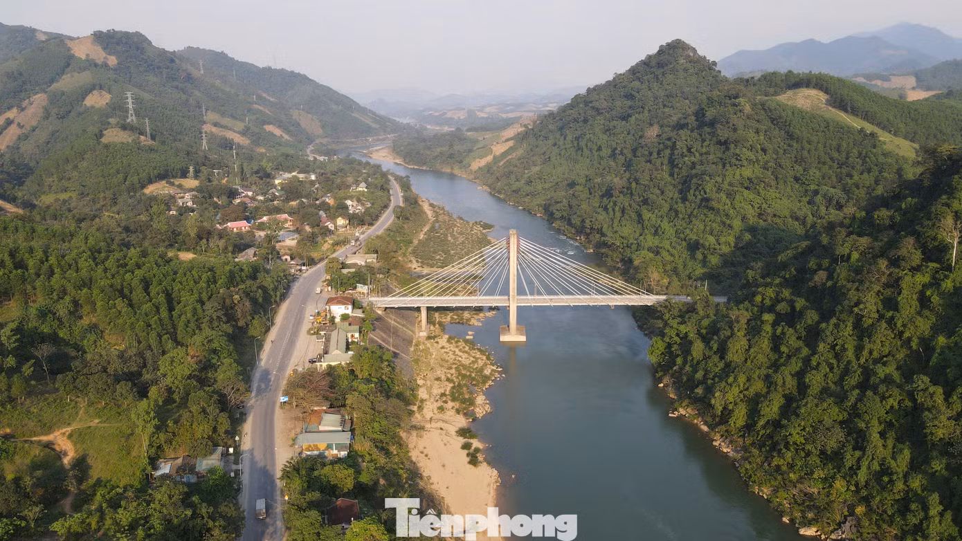 Ngắm nhìn cầu và sông ĐaKrông, bất giác trong tâm trí tất cả vang lên giai điệu bài hát Sông ĐăkRông mùa xuân về, rằng "...đi suốt Trường Sơn xanh nghe dòng sông chảy mãi, ĐăkRông ơi dòng sông xanh thắm, nối đôi bờ mùa xuân".
