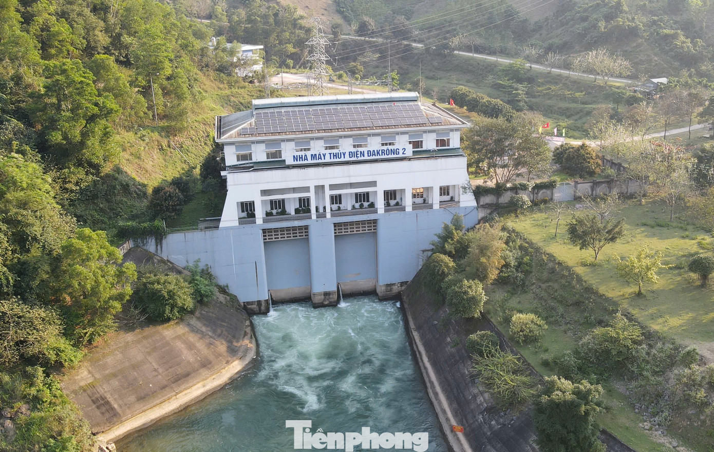 Không chỉ phát triển du lịch, tỉnh Quảng Trị cũng phát triển kinh tế mạnh mẽ, đặc biệt về năng lượng tái tạo. Cho đến nay, Quảng Trị có 20 nhà máy điện gió, 3 nhà máy điện mặt trời, 10 nhà máy thủy điện và 151 hệ thống điện mặt trời mái nhà. Riêng khu vực sông ĐaKrông có 6 nhà máy thủy điện, bao gồm Nhà máy Thủy điện ĐaKrông 2 ở cạnh cầu ĐaKrông chính thức hòa vào điện lưới quốc gia từ năm 2013.