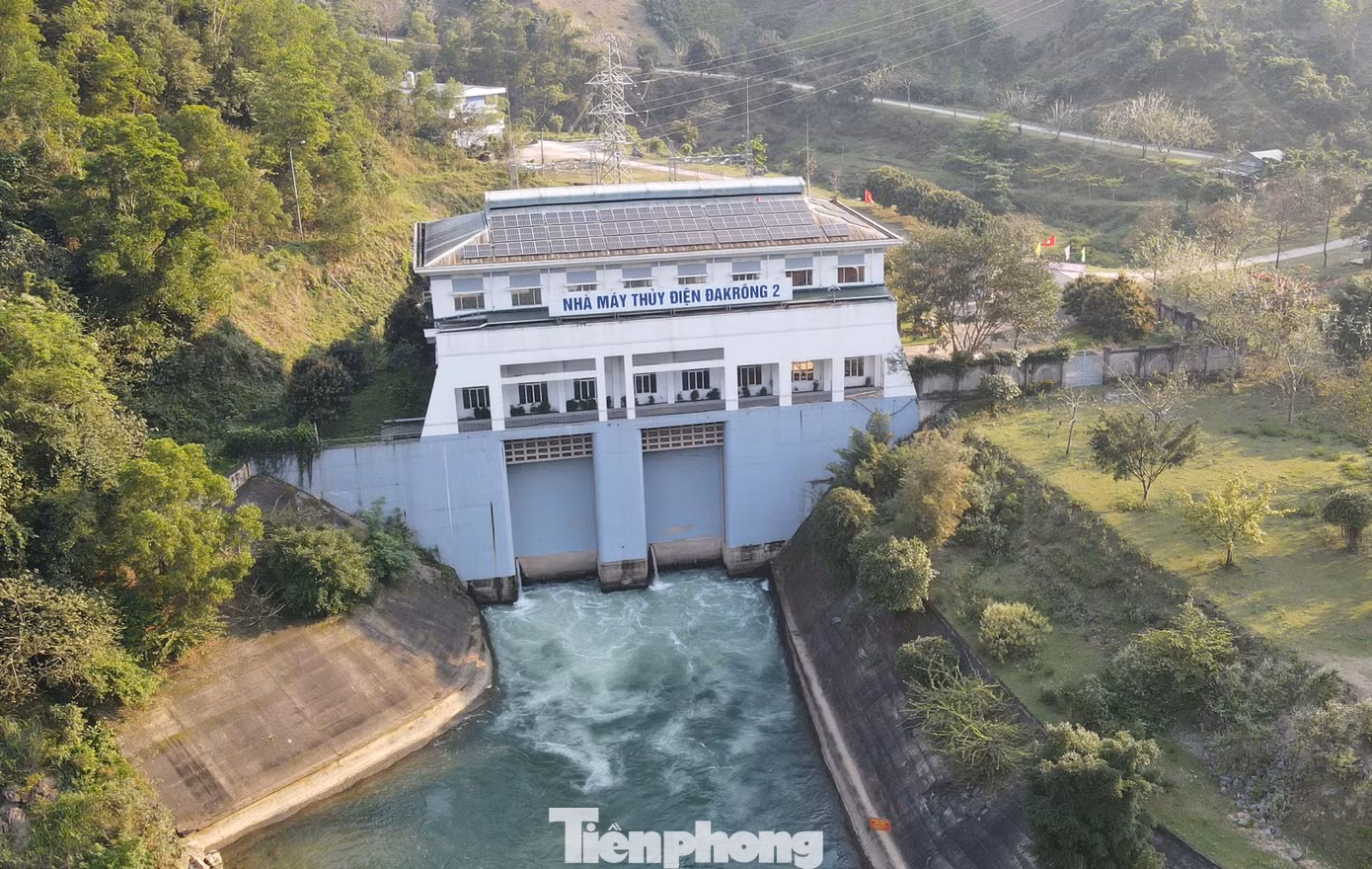 Không chỉ phát triển du lịch, tỉnh Quảng Trị cũng phát triển kinh tế mạnh mẽ, đặc biệt về năng lượng tái tạo. Cho đến nay, Quảng Trị có 20 nhà máy điện gió, 3 nhà máy điện mặt trời, 10 nhà máy thủy điện và 151 hệ thống điện mặt trời mái nhà. Riêng khu vực sông ĐaKrông có 6 nhà máy thủy điện, bao gồm Nhà máy Thủy điện ĐaKrông 2 ở cạnh cầu ĐaKrông chính thức hòa vào điện lưới quốc gia từ năm 2013.