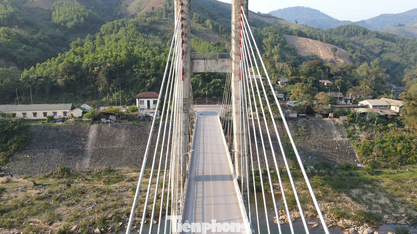 Theo thời gian cùng lượng xe có trọng tải lớn thường xuyên qua lại, cầu ĐaKrông có dấu hiệu hư hỏng và phải giới hạn trọng tải, vào năm ngoái, tỉnh Quảng Trị đã xin đầu tư cầu bê tông cốt thép vĩnh cửu, tải trọng HL93 nhằm đáp ứng khả năng lưu thông của các phương tiện vận tải nặng.