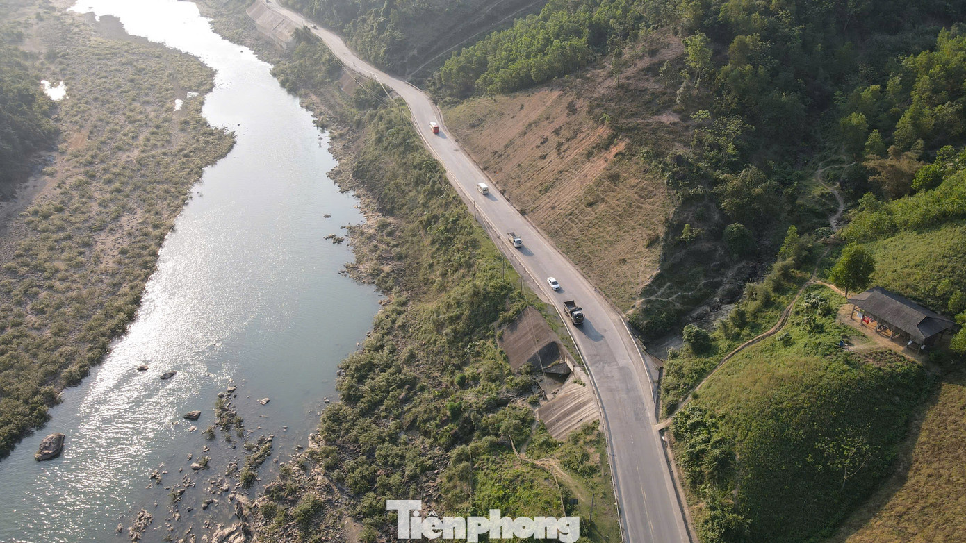 Sông ĐaKrông giống như người bạn đồng hành của những chiến sỹ giải phóng năm xưa, khi xuyên qua dãy Trường Sơn và nhiều đoạn song song với con đường huyền thoại Hồ Chí Minh.