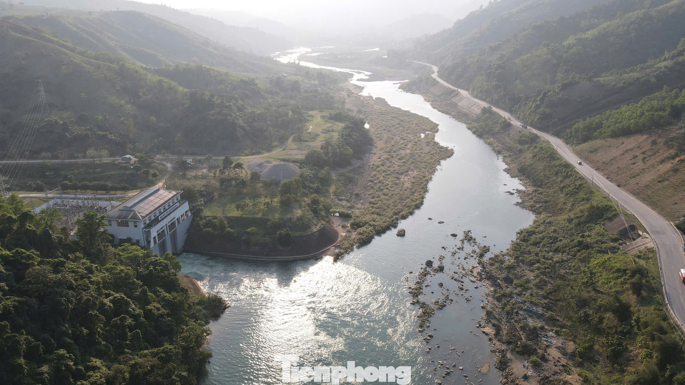 Sông ĐaKrông bắt nguồn từ dãy núi Trường Sơn ở phía nam huyện Đakrông, đi qua những bản làng của đồng bào Pa Cô - Vân Kiều, Tà Ôi, đến chân đèo Khe Sanh thì nhập vào dòng Rào Quán rồi chảy về xuôi, chính là sông Thạch Hãn.