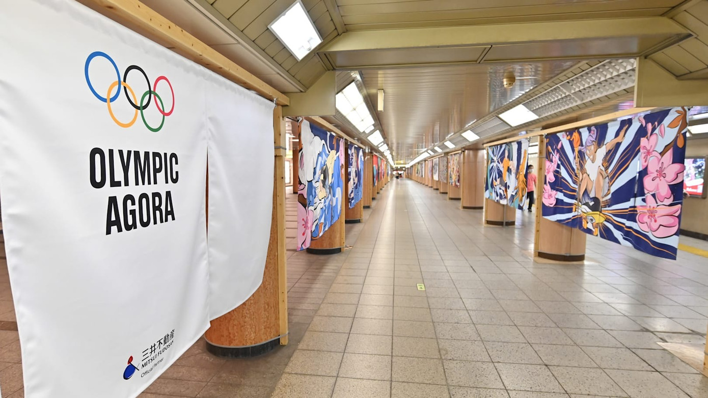 Các tác phẩm của Wilkinson treo ở tàu điện ngầm Tokyo trong thời gian diễn ra Olympic 2020.