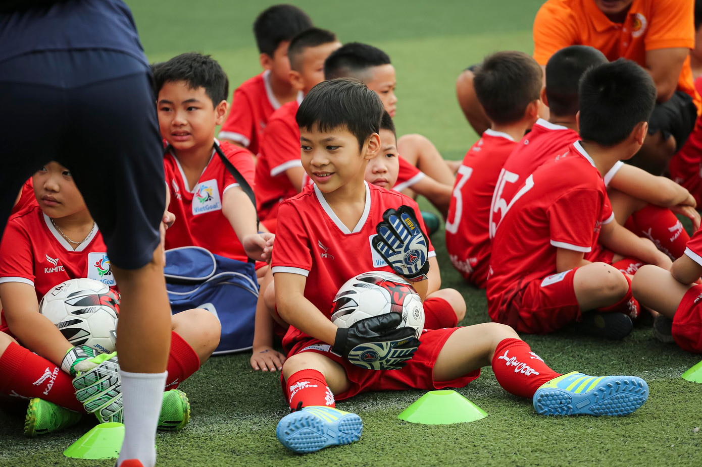 Các cầu thủ nhí hào hứng trong buổi chung khảo tuyển chọn các đội tuyển bóng đá trẻ Hà Nội. Các cầu thủ nhí hào hứng trong buổi chung khảo tuyển chọn các đội tuyển bóng đá trẻ Hà Nội.