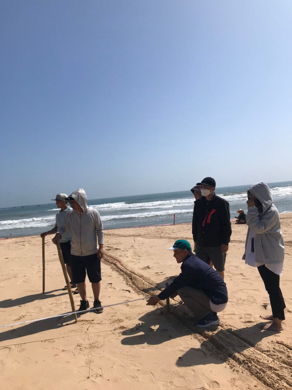 Để chuẩn bị cho Lễ Thượng cờ là nhiều ngày các "chiến binh" Tiền Phong Marathon lăn lộn ở Bãi Môn, từ đo đạc, xác định tọa độ, đóng cọc và sắp xếp khối tạo hình Tổ quốc.