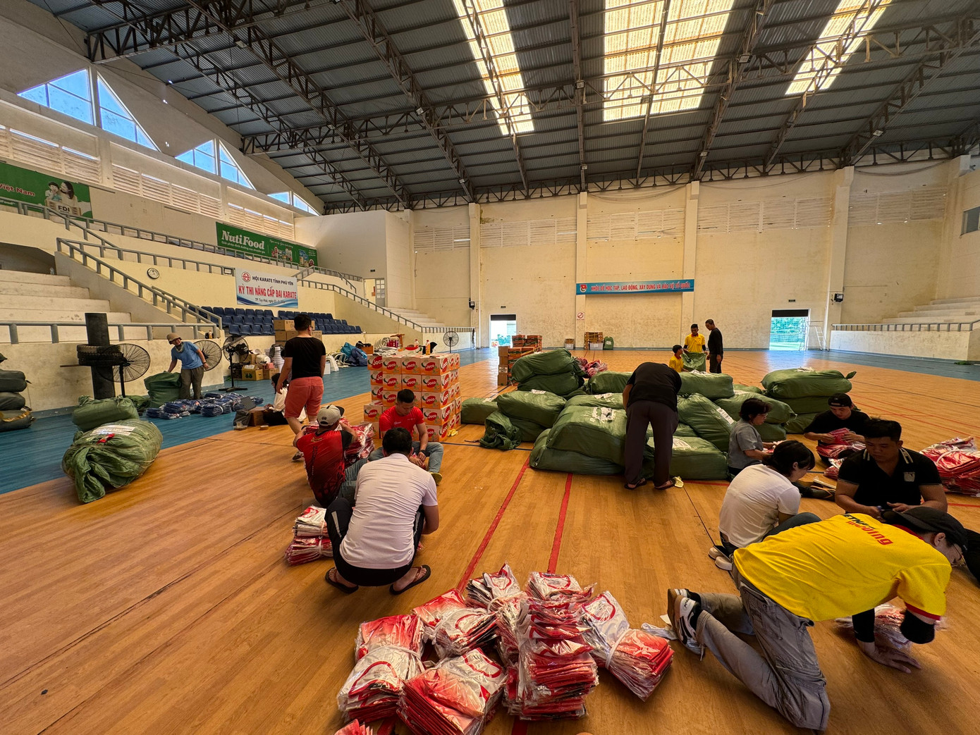 Các thành viên đội hậu cần và crew làm việc xuyên đêm, sắp xếp, phân loại hàng trăm tấn hàng hóa phục vụ giải đấu, sau đó đặt tại các điểm dọc đường chạy phục vụ gần 12.000 VĐV.