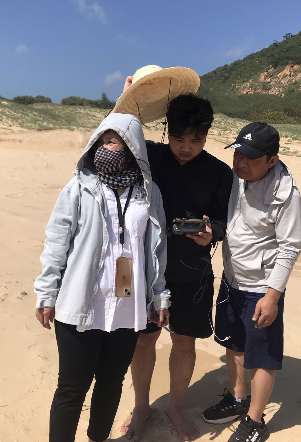 Để chuẩn bị cho Lễ Thượng cờ là nhiều ngày các "chiến binh" Tiền Phong Marathon lăn lộn ở Bãi Môn, từ đo đạc, xác định tọa độ, đóng cọc và sắp xếp khối tạo hình Tổ quốc.