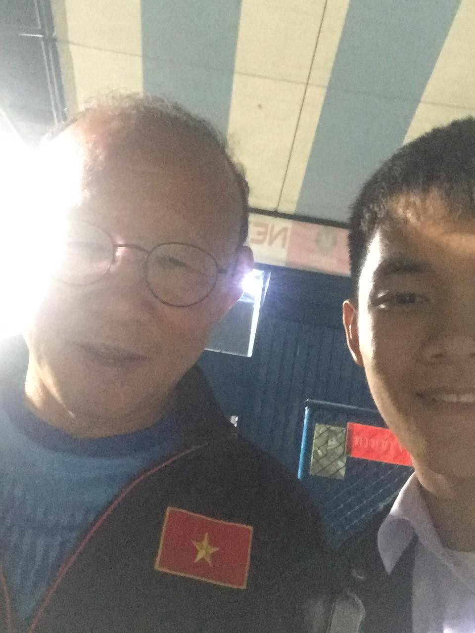 Phạm Giang chụp ảnh cùng HLV Park Hang-seo và các tuyển thủ Việt Nam. (Ảnh: Nhân vật cung cấp)