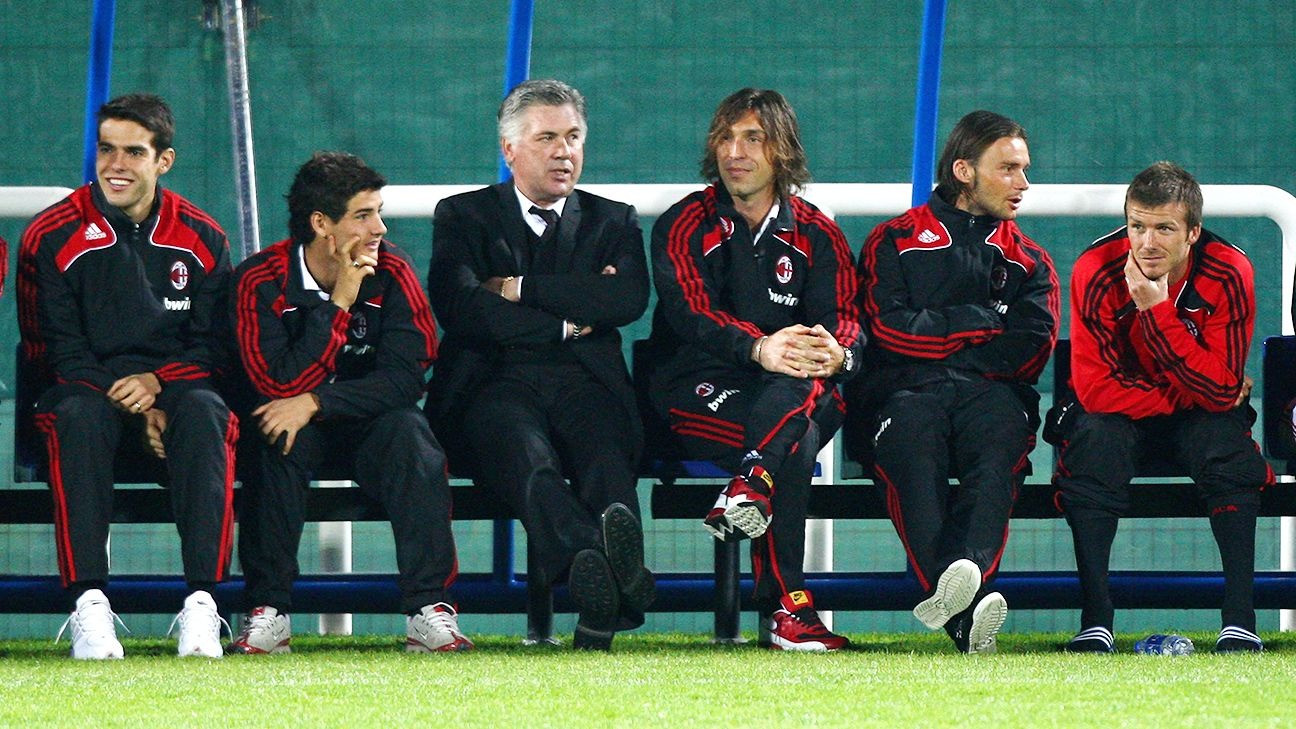 Ancelotti cùng dàn sao ở Milan, nơi ông tạo nên kỷ nguyên vàng với 8 danh hiệu, trong đó có 2 Champions League.