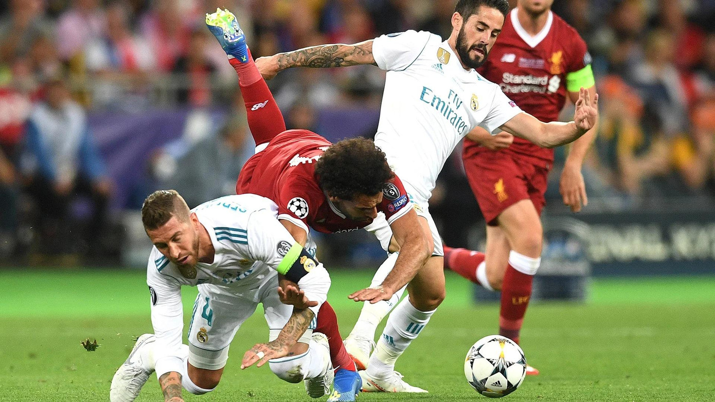 Sau 4 năm, cú khóa tay của Ramos vẫn mang đến nỗi đau cho Salah và Liverpool. (Ảnh: Getty Images) Sau 4 năm, cú khóa tay của Ramos vẫn mang đến nỗi đau cho Salah và Liverpool. (Ảnh: Getty Images)