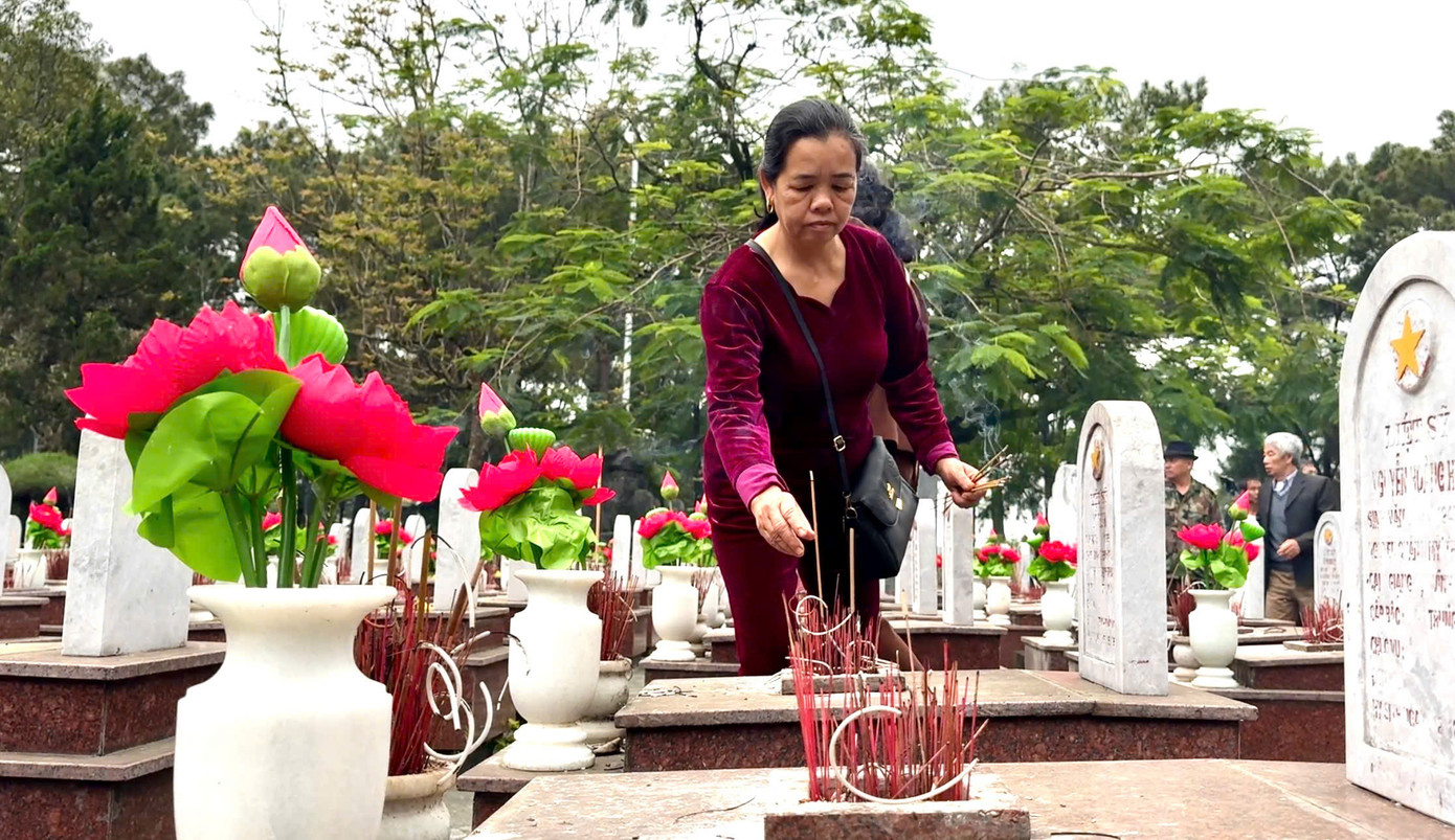 Mỗi ngày, Nghĩa trang Trường Sơn túc trực mở cửa cả ngày lẫn đêm, sẵn sàng đón tiếp thân nhân các gia đình liệt sỹ, cựu chiến binh, người dân đến dâng hương tưởng niệm.