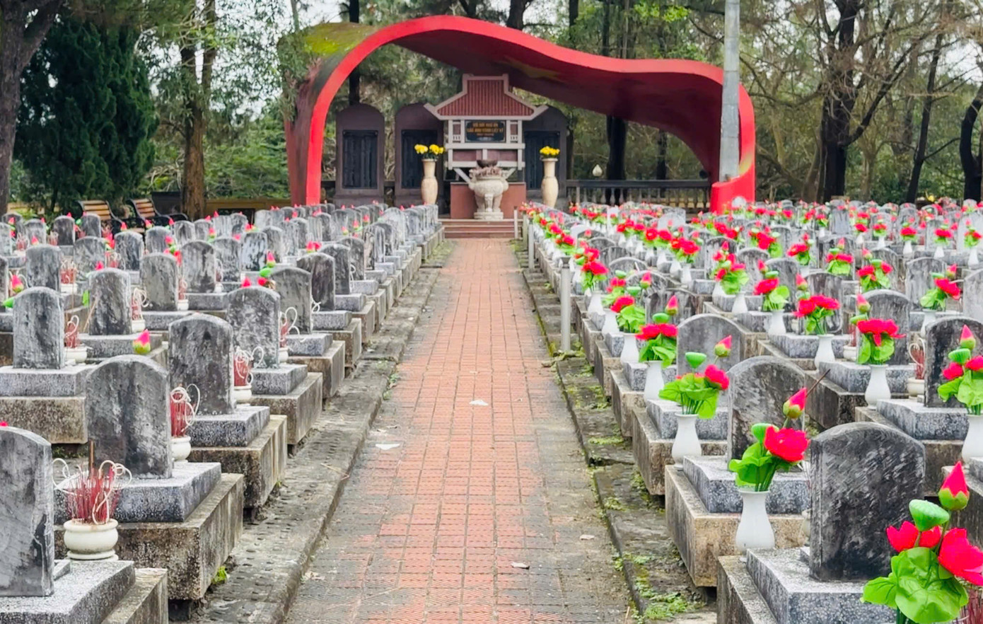 Các phần mộ được xây kiên cố, nghiêm cẩn, không bao giờ tắt khói nhang. Hơn một vạn anh hùng liệt sỹ an nghỉ giữa bạt ngàn thông reo, hương trầm và tiếng chuông vang lên từ Đại hồng chung có đề bài từ: “Bát ngát Trường Sơn hồn liệt sĩ/Dạt dào Đông Hải khí anh linh/Ba hồi chiêu mộ rung tâm trí/Muôn dặm non sông nặng nghĩa tình”.