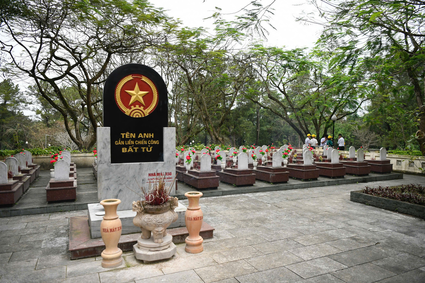 Các phần mộ được xây kiên cố, nghiêm cẩn, không bao giờ tắt khói nhang. Hơn một vạn anh hùng liệt sỹ an nghỉ giữa bạt ngàn thông reo, hương trầm và tiếng chuông vang lên từ Đại hồng chung có đề bài từ: “Bát ngát Trường Sơn hồn liệt sĩ/Dạt dào Đông Hải khí anh linh/Ba hồi chiêu mộ rung tâm trí/Muôn dặm non sông nặng nghĩa tình”.