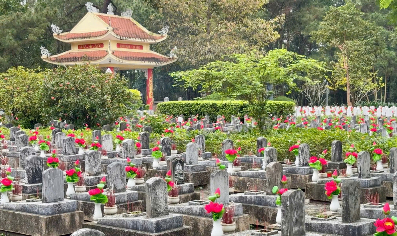 Các phần mộ được xây kiên cố, nghiêm cẩn, không bao giờ tắt khói nhang. Hơn một vạn anh hùng liệt sỹ an nghỉ giữa bạt ngàn thông reo, hương trầm và tiếng chuông vang lên từ Đại hồng chung có đề bài từ: “Bát ngát Trường Sơn hồn liệt sĩ/Dạt dào Đông Hải khí anh linh/Ba hồi chiêu mộ rung tâm trí/Muôn dặm non sông nặng nghĩa tình”.