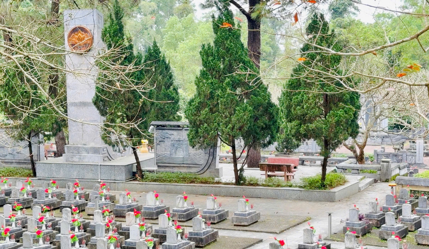 Các phần mộ được xây kiên cố, nghiêm cẩn, không bao giờ tắt khói nhang. Hơn một vạn anh hùng liệt sỹ an nghỉ giữa bạt ngàn thông reo, hương trầm và tiếng chuông vang lên từ Đại hồng chung có đề bài từ: “Bát ngát Trường Sơn hồn liệt sĩ/Dạt dào Đông Hải khí anh linh/Ba hồi chiêu mộ rung tâm trí/Muôn dặm non sông nặng nghĩa tình”.