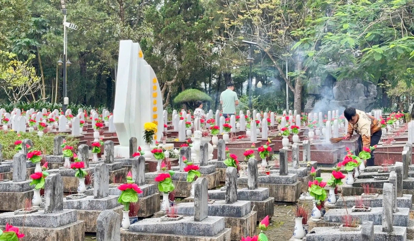 Trên các phần mộ nay có thêm những bông hoa lụa tươi thắm, được làm bởi hội người mù tỉnh Quảng Trị và mua bằng kinh phí chương trình &quot;Hoa dâng mộ liệt sĩ&quot;, với sự tham gia đóng góp của toàn thể cán bộ, công nhân viên, doanh nghiệp cũng như nhân dân trong và ngoài tỉnh.