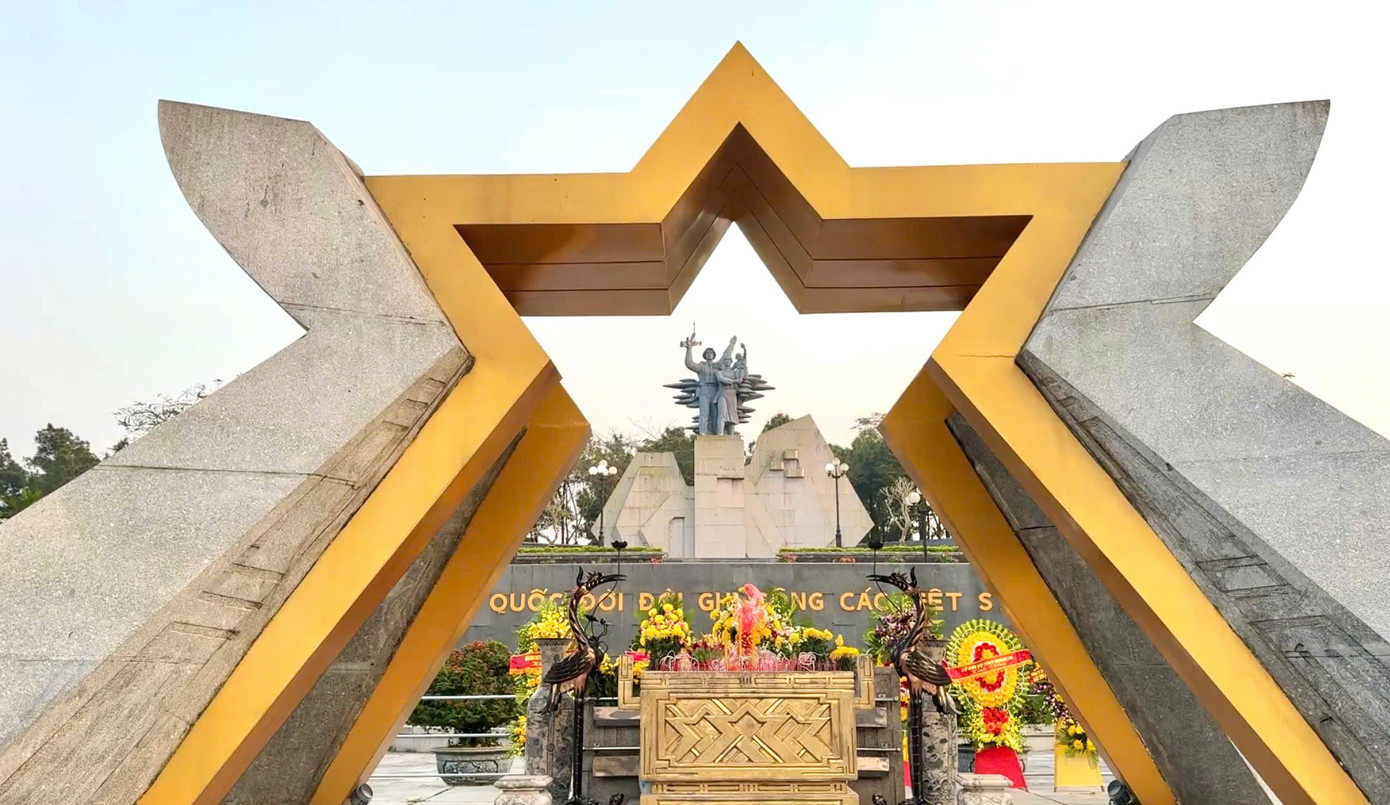 Ngoài Nghĩa trang Trường Sơn, một nghĩa trang quốc gia khác là Nghĩa trang Đường 9 nằm bên cạnh quốc lộ 9, phường 4, thành phố Đông Hà. Đây là nơi yên nghỉ của gần 11.000 anh hùng liệt sĩ đã hy sinh trên mặt trận Đường 9 và trên đất Lào trong suốt cuộc kháng chiến chống Mỹ, cứu nước.