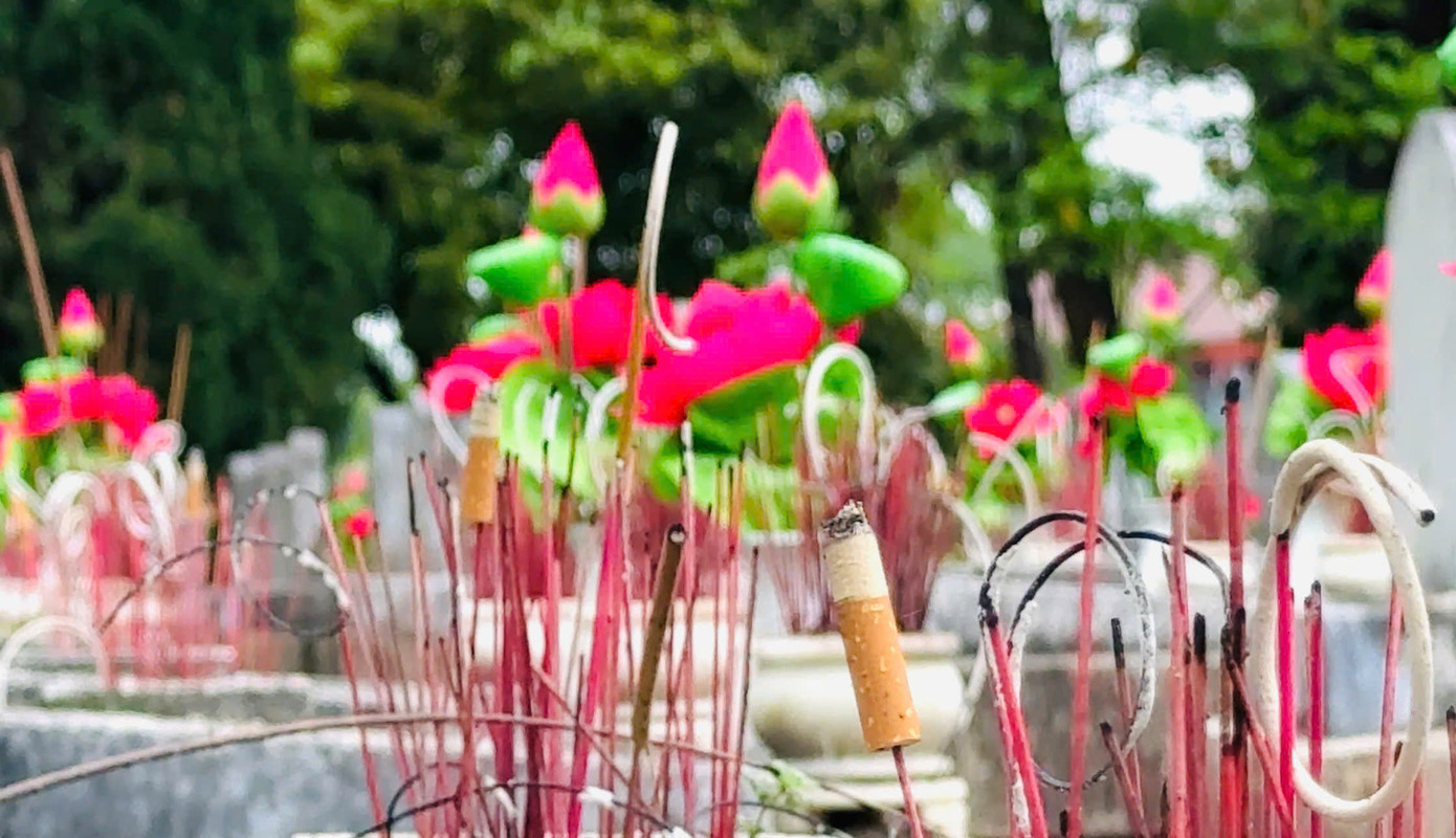 Một cựu chiến binh năm xưa khi thắp nén nhang cho các đồng đội từng sát cánh bên nhau, đồng cam chịu khổ, đã đốt thêm điếu thuốc an ủi người nằm xuống vì Tổ quốc.