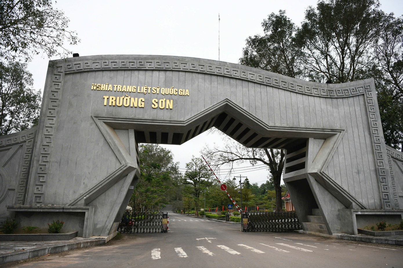 Nghĩa trang liệt sĩ quốc gia Trường Sơn là nghĩa trang liệt sĩ có quy mô lớn nhất Việt Nam, nơi quy tụ 10.263 phần mộ của các liệt sĩ đã hy sinh trên chiến trường Trường Sơn. Nghĩa trang được xây dựng từ tháng 2/1975 và hoàn thành tháng 4/1977.